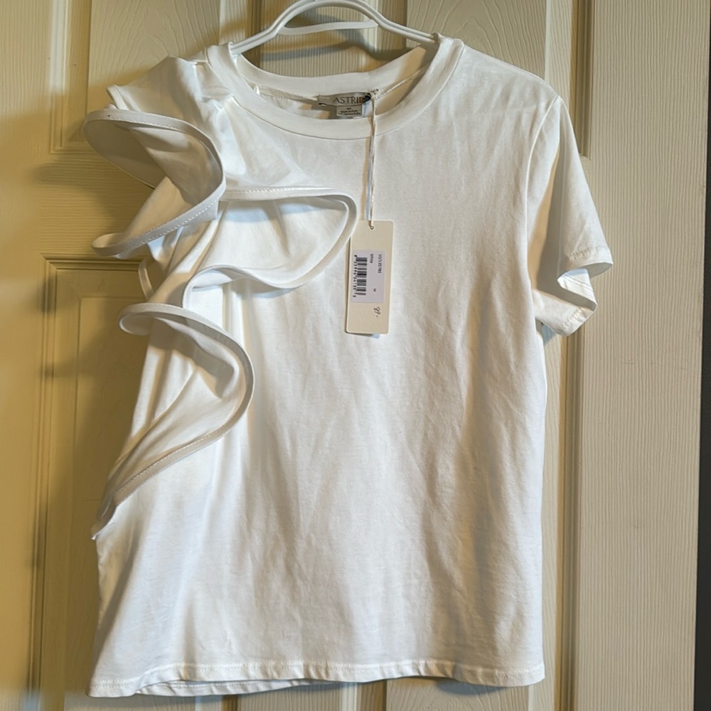 NWT, bueatiful top with cute ruffle sleeve.